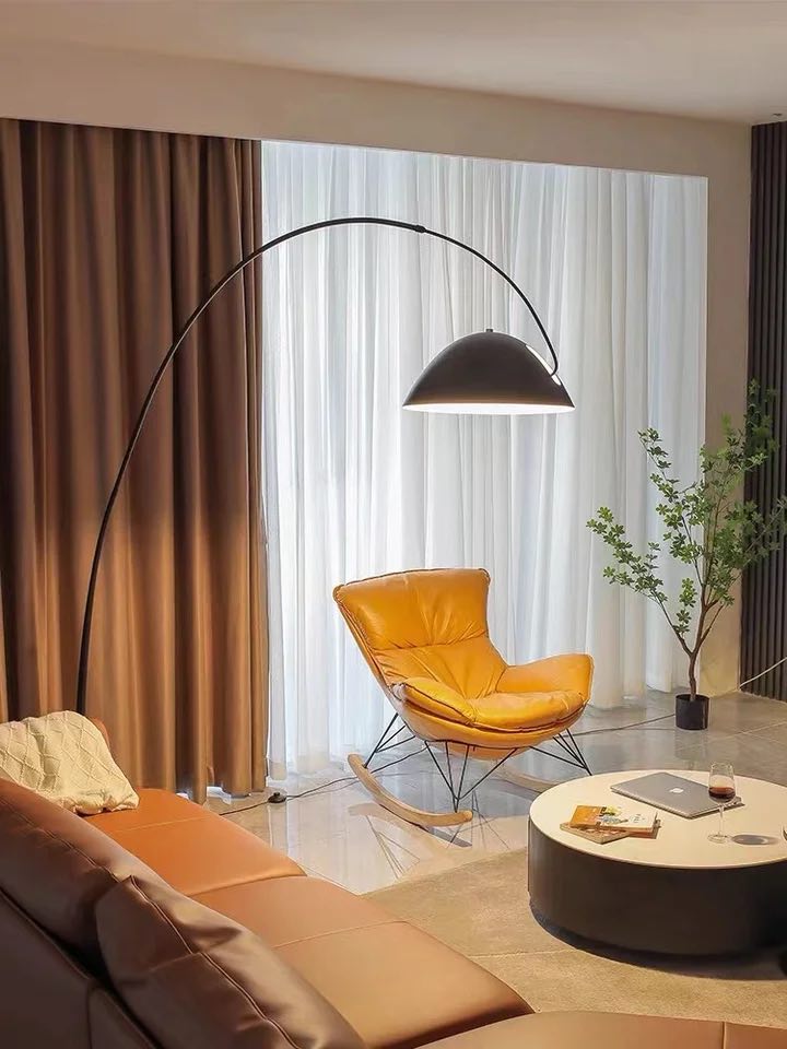 Moly Curved lamp with a metal base