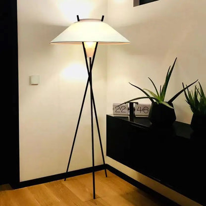 Elegant hat floor lamp